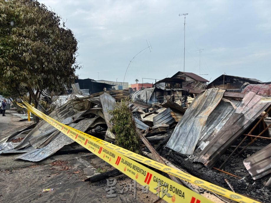 **已签发**柔:封面:圣模那大街大火狂烧 21店屋2板屋沦为废墟