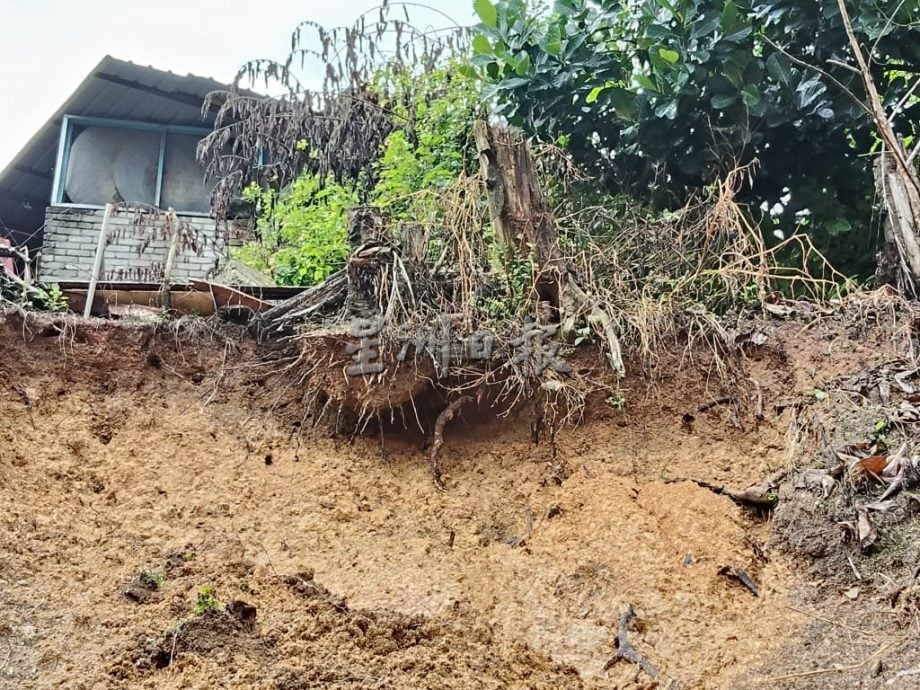 （大北马）屋后山坡崩塌 屋主挡不了马上逃
