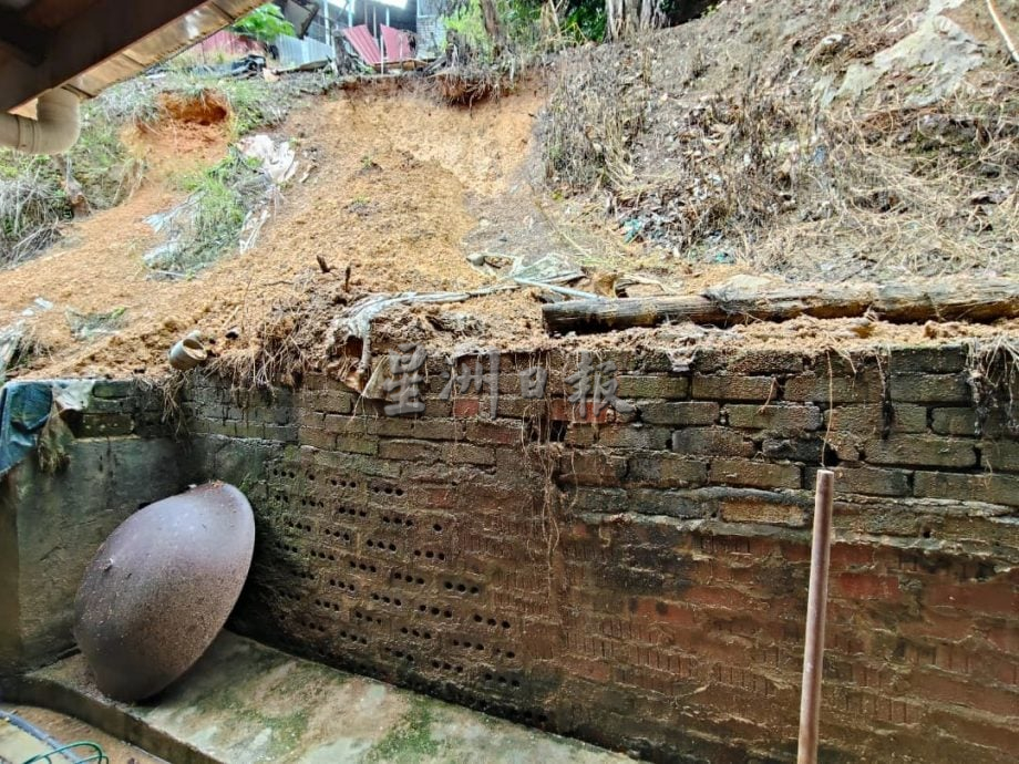 （大北马）屋后山坡崩塌 屋主挡不了马上逃