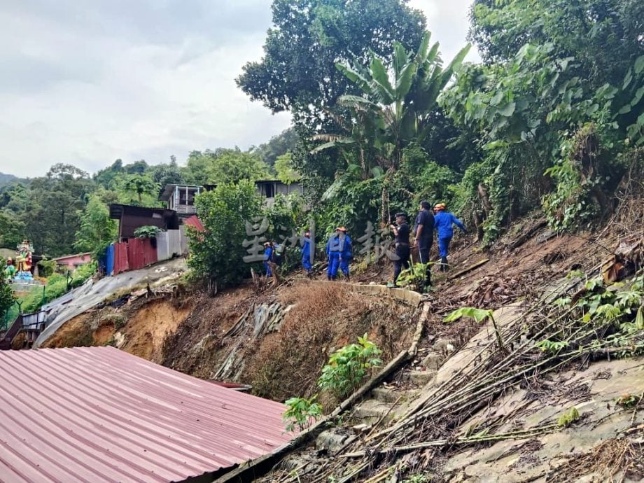 （大北马）屋后山坡崩塌 屋主挡不了马上逃