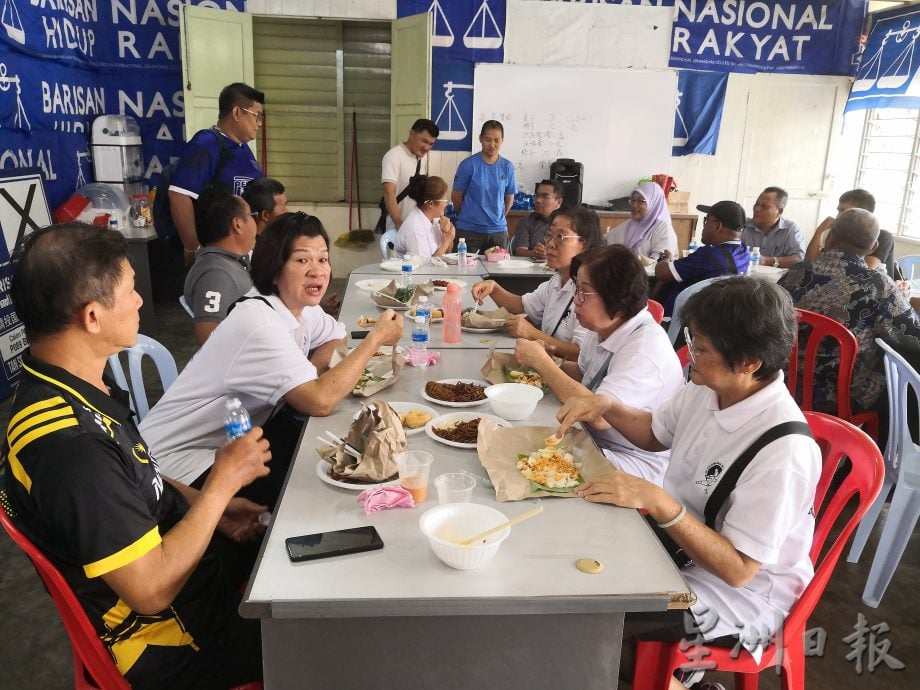 东：与州议员早茶早餐