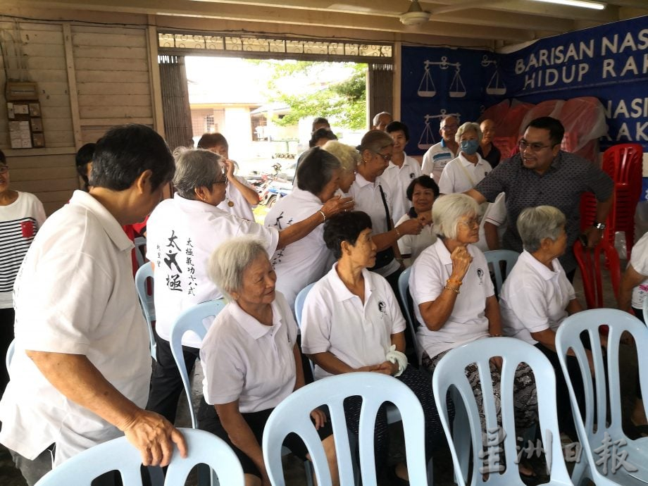 东：与州议员早茶早餐