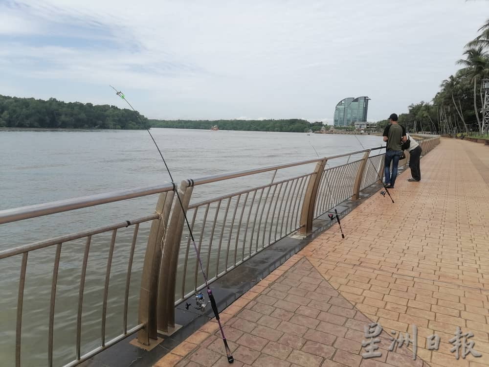 (24/8见报)星角摄/“关丹河畔公园享受晨钓。”