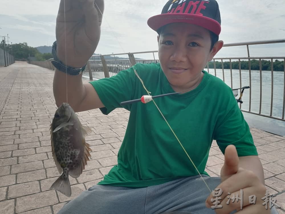 (24/8见报)星角摄/“关丹河畔公园享受晨钓。”