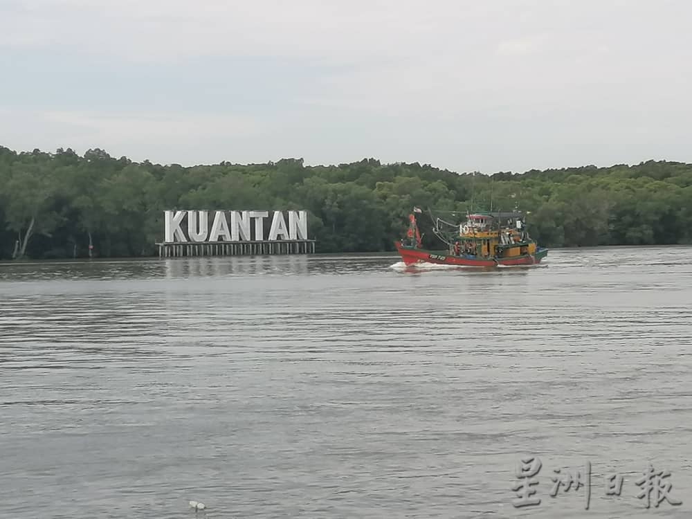 (24/8见报)星角摄/“关丹河畔公园享受晨钓。”