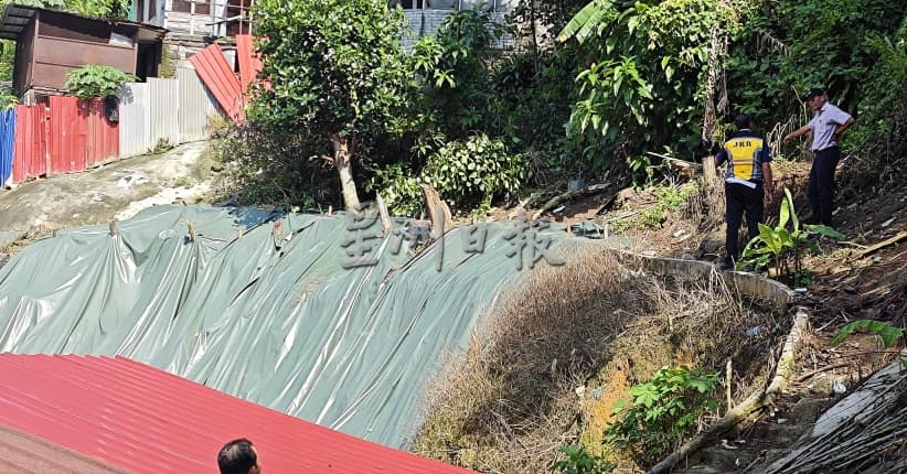 （大北马）垄尾山坡崩塌事故地点仍安全，铺盖防水帆布避免雨水侵蚀