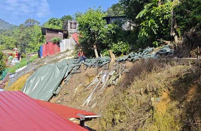 （大北马）垄尾山坡崩塌事故地点仍安全，铺盖防水帆布避免雨水侵蚀