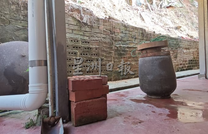 （大北马）垄尾山坡崩塌事故地点仍安全，铺盖防水帆布避免雨水侵蚀