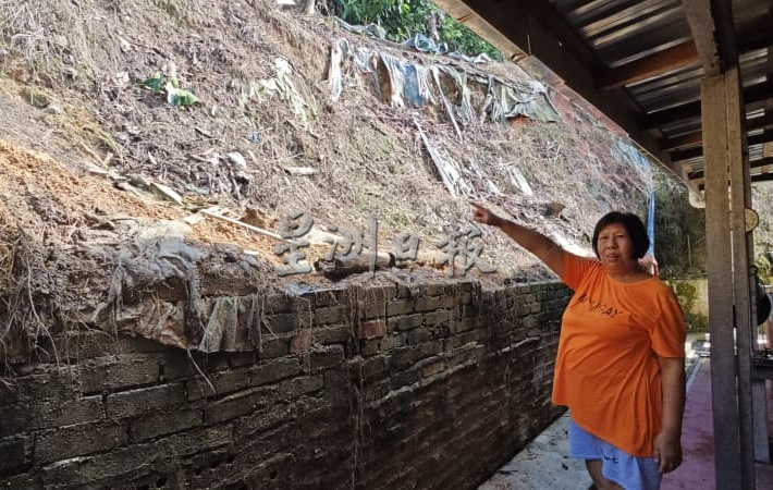 （大北马）垄尾山坡崩塌事故地点仍安全，铺盖防水帆布避免雨水侵蚀