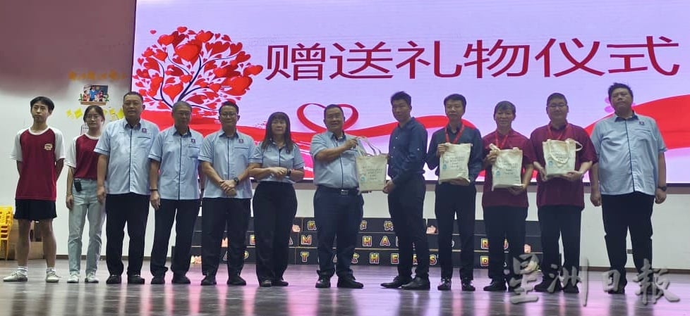 游上运:提升老师福利 深斋中学明年全面加薪