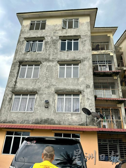 （已签发）大都会版2头：老妪既失伴侣又流离失所 借钱修屋碰壁 惹人怜/6图