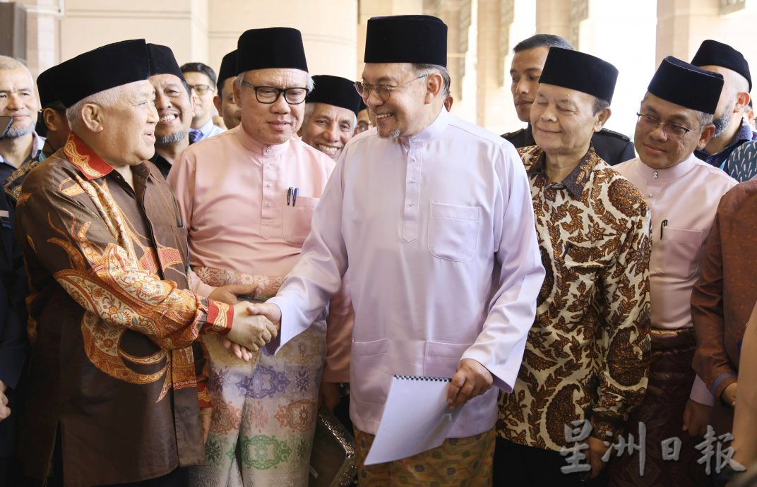 首相安华午餐后  接领2025年昌明马来西亚- 印尼学者宣言