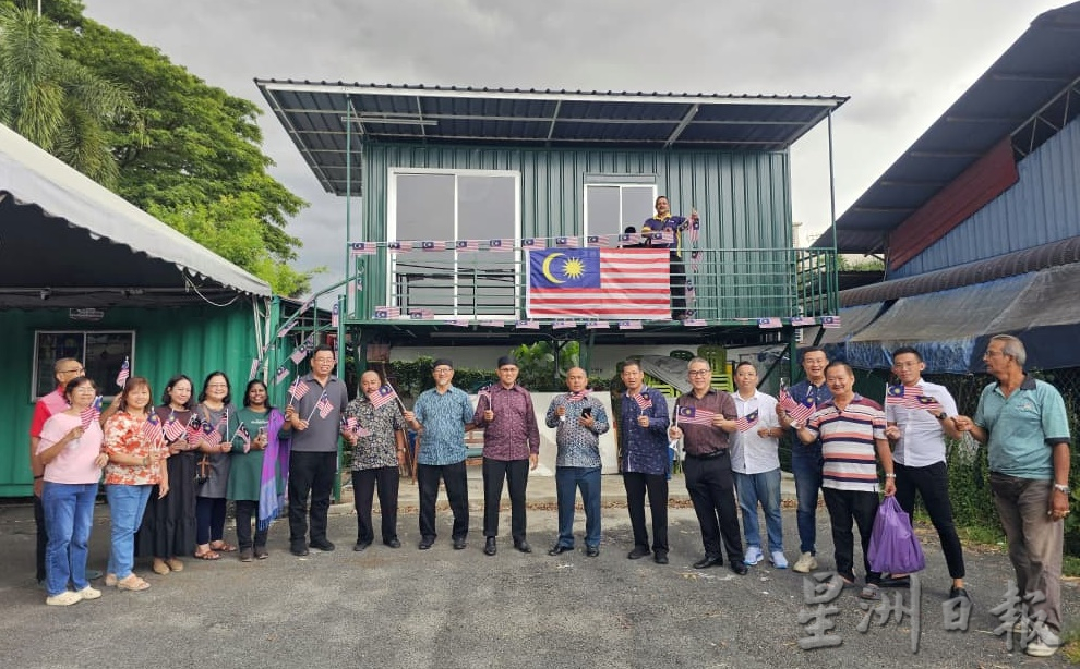 东(已签):哥打峇鲁伊党拥护者大会堂派发小国旗给车主、骑士。