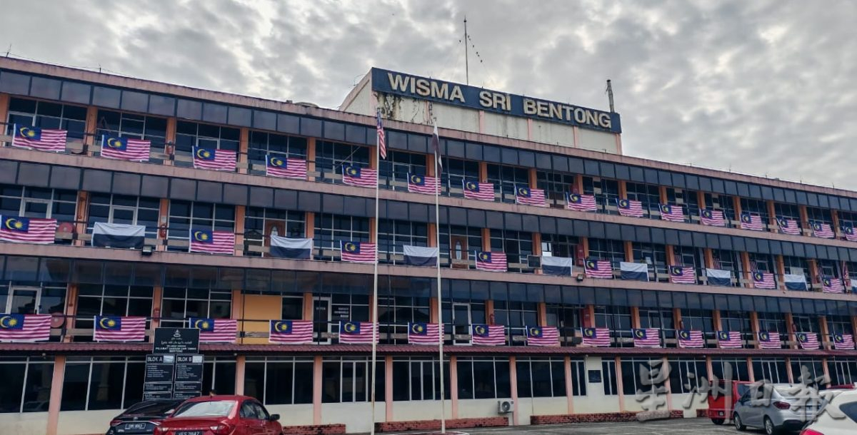 东：（已签发）国旗和州旗飘扬