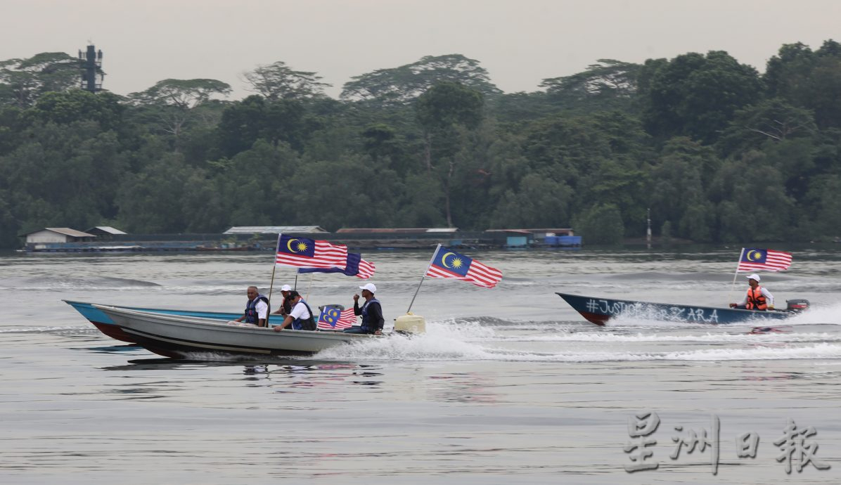 (25/8见报)星角摄/柔佛海峡弥漫国庆情怀
