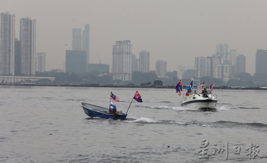(25/8见报)星角摄/柔佛海峡弥漫国庆情怀