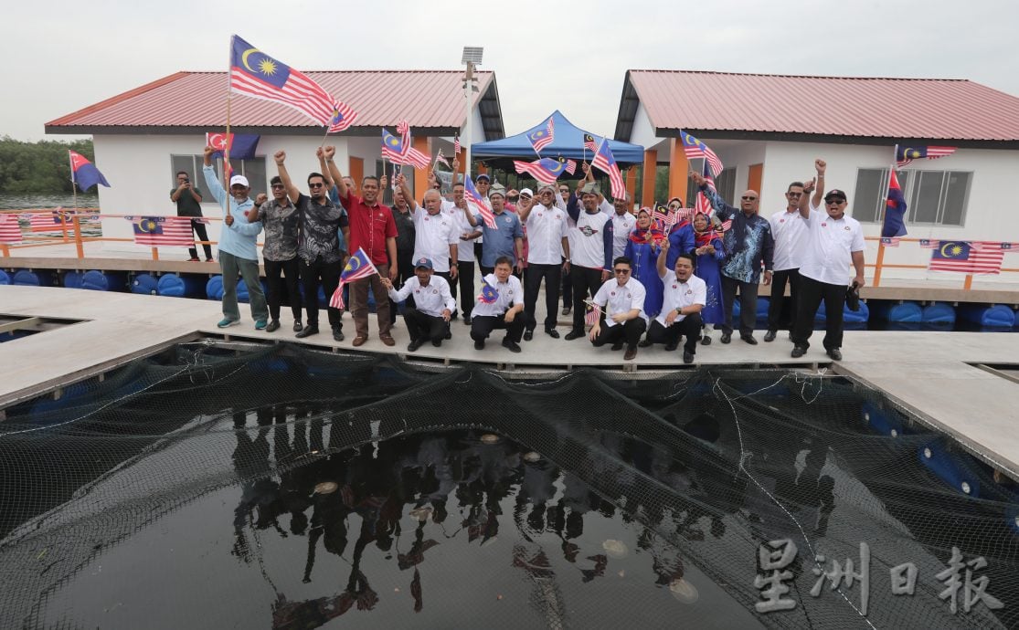 (25/8见报)星角摄/柔佛海峡弥漫国庆情怀