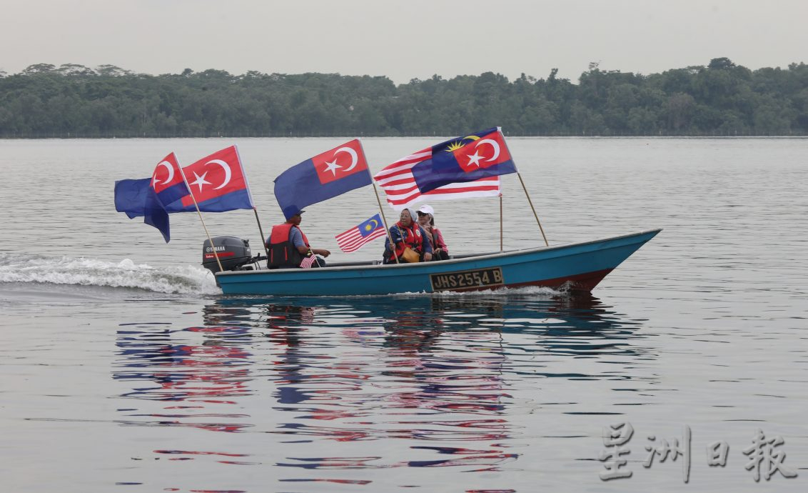 (25/8见报)星角摄/柔佛海峡弥漫国庆情怀