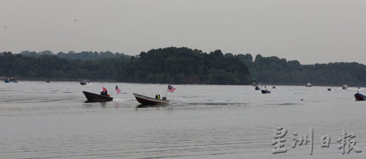 (25/8见报)星角摄/柔佛海峡弥漫国庆情怀