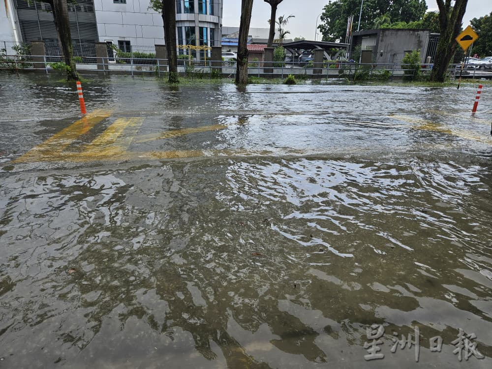 （版2头）大都会/培英华小面对水灾困扰，黄智荣助协调“跨单位”解决
