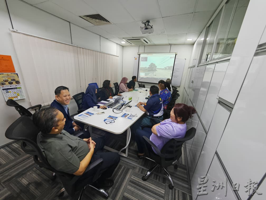 （版2头）大都会/培英华小面对水灾困扰，黄智荣助协调“跨单位”解决