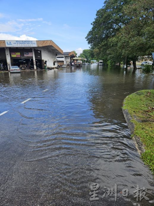 （版2头）大都会/培英华小面对水灾困扰，黄智荣助协调“跨单位”解决