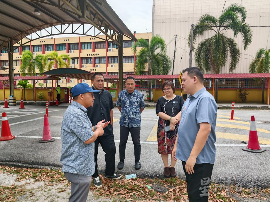 （版2头）大都会/培英华小面对水灾困扰，黄智荣助协调“跨单位”解决