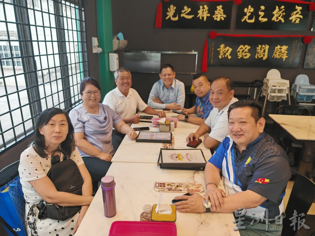 （版2头）大都会/培英华小面对水灾困扰，黄智荣助协调“跨单位”解决