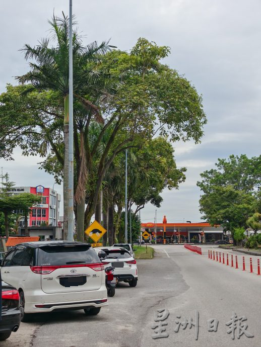 （版2头）大都会/培英华小面对水灾困扰，黄智荣助协调“跨单位”解决