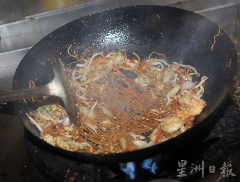 大霹雳封底主文／【人气美食】／狮尾巴刹炒粉飘香25年 就地取材不设限