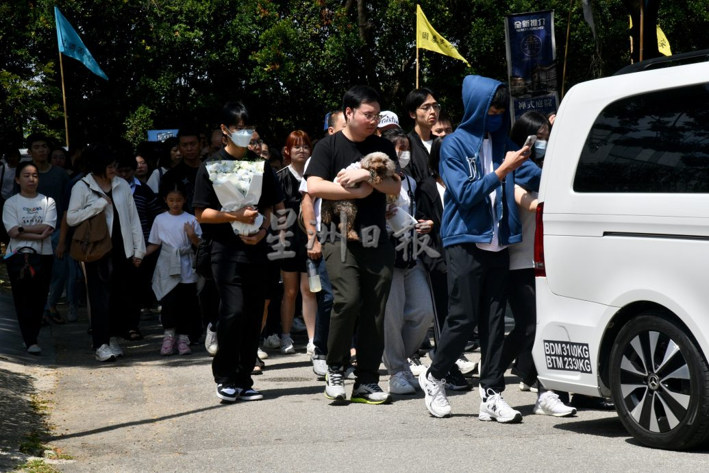 大三生坠楼案|似知主人已离世·小狗两天不吃不喝 灵堂前流泪