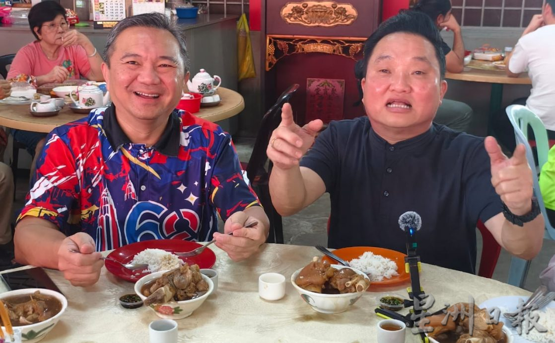 大都会(版9头)/(主文)双黄行政议员亲临肉骨茶义卖,实际行动支持利民华小