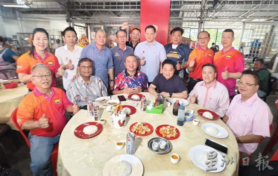 大都会(版9头)/(主文)双黄行政议员亲临肉骨茶义卖,实际行动支持利民华小