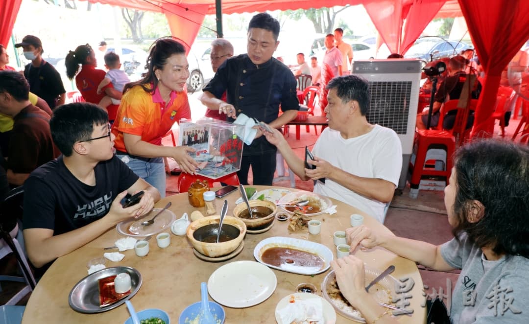 大都会(版9头)/(主文)双黄行政议员亲临肉骨茶义卖,实际行动支持利民华小