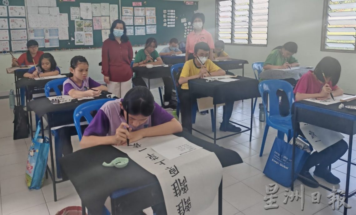 东：（已签发）文冬县教师及中小学生书法比赛