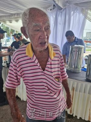 国家元首驾驶ETS到居銮 大批民众围观一睹风采