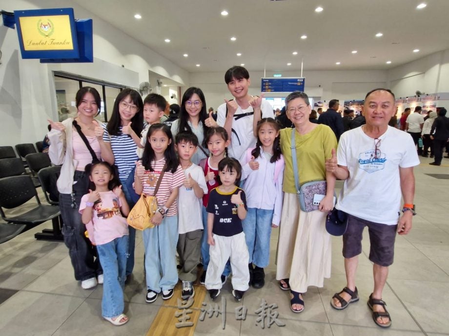 国家元首驾驶ETS到居銮 大批民众围观一睹风采