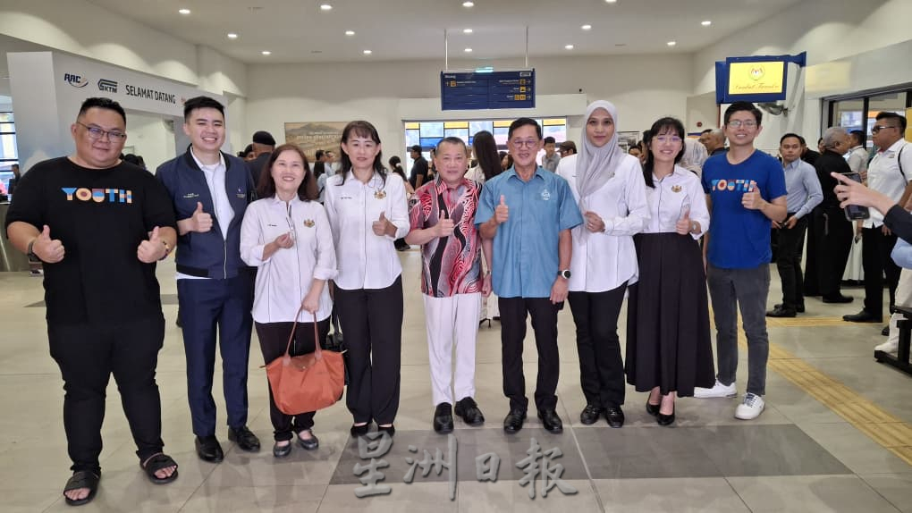 国家元首驾驶ETS到居銮 大批民众围观一睹风采