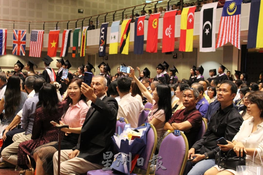 优大毕业礼|迈向人生另一个征途 披毕业袍戴四方帽实现梦想