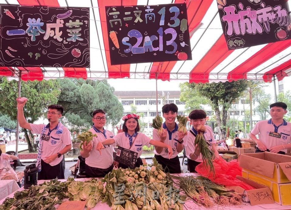 宽柔112校庆“弦歌再续” 微雨中逾百学生小摊热闹迎人潮