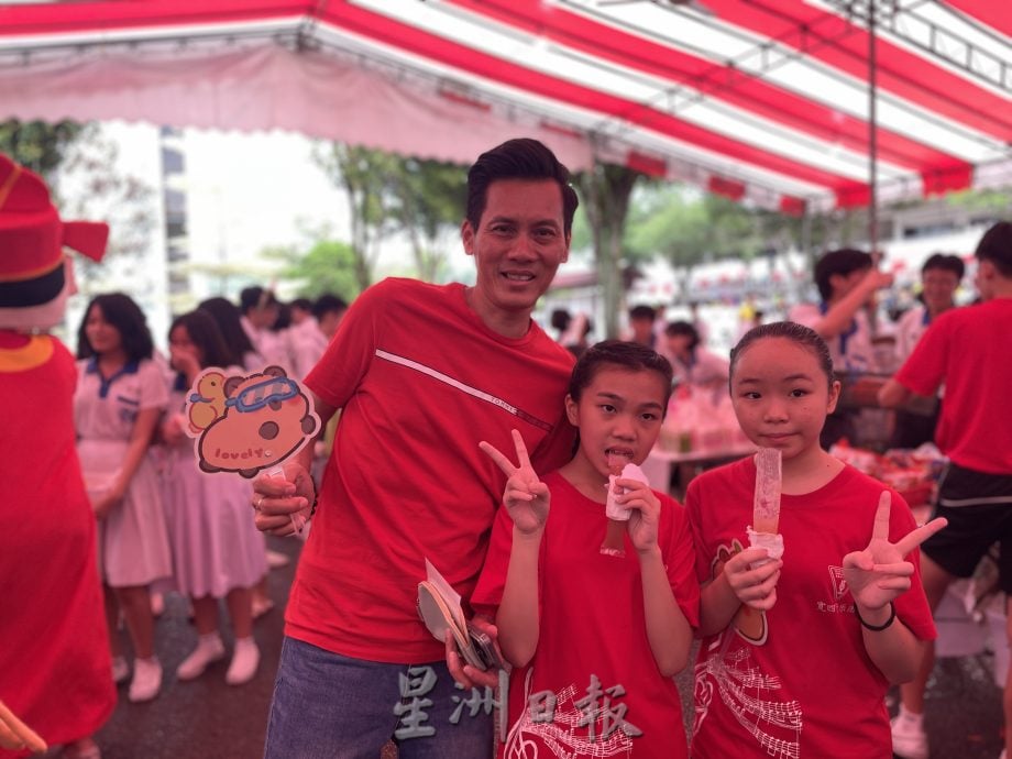 宽柔112校庆“弦歌再续” 微雨中逾百学生小摊热闹迎人潮