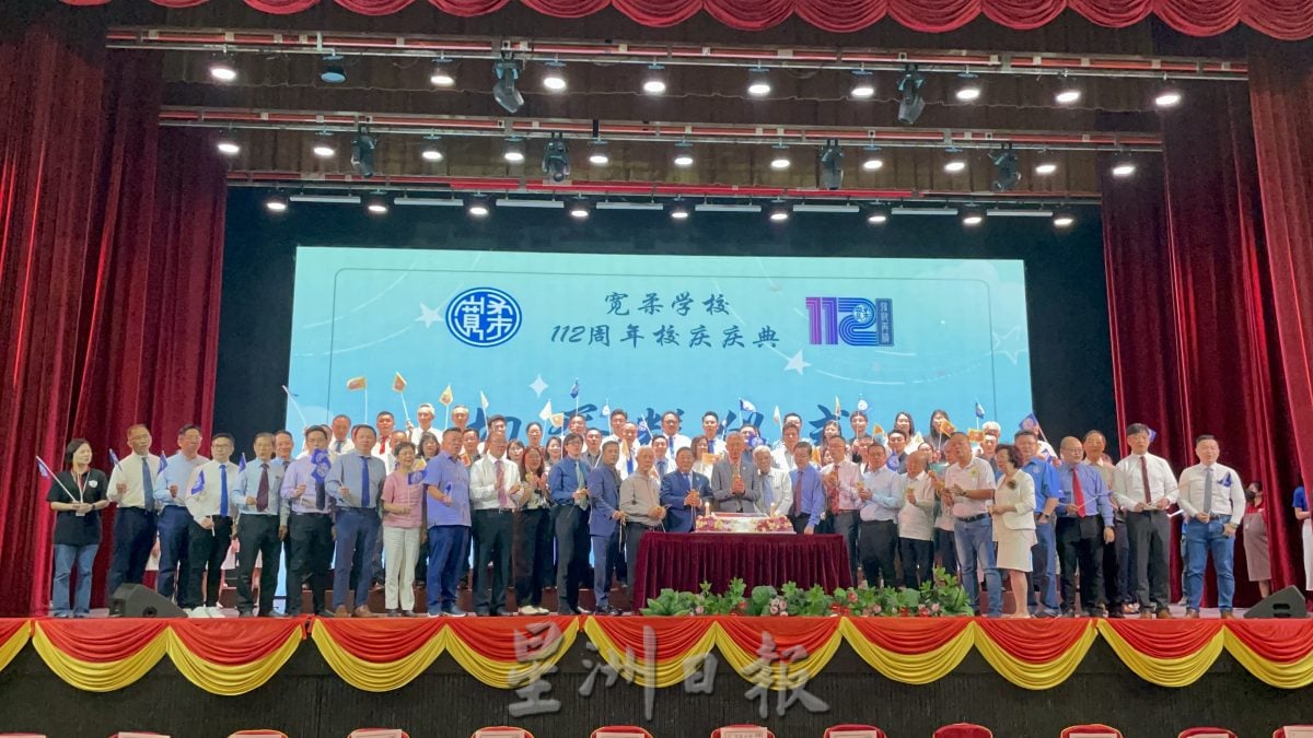 宽柔112校庆“弦歌再续” 微雨中逾百学生小摊热闹迎人潮