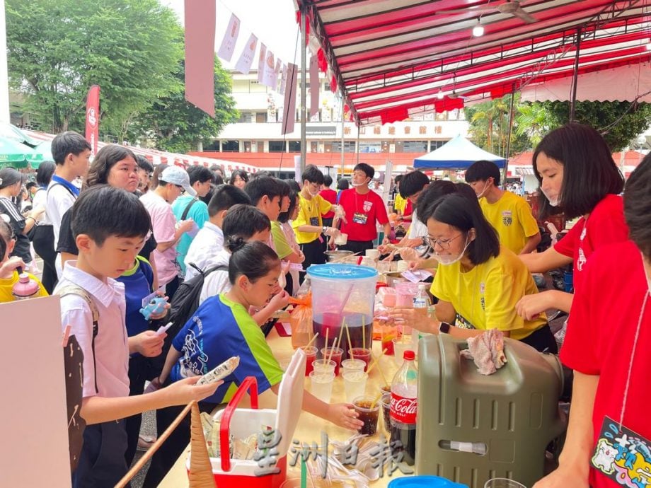 宽柔112校庆“弦歌再续” 微雨中逾百学生小摊热闹迎人潮