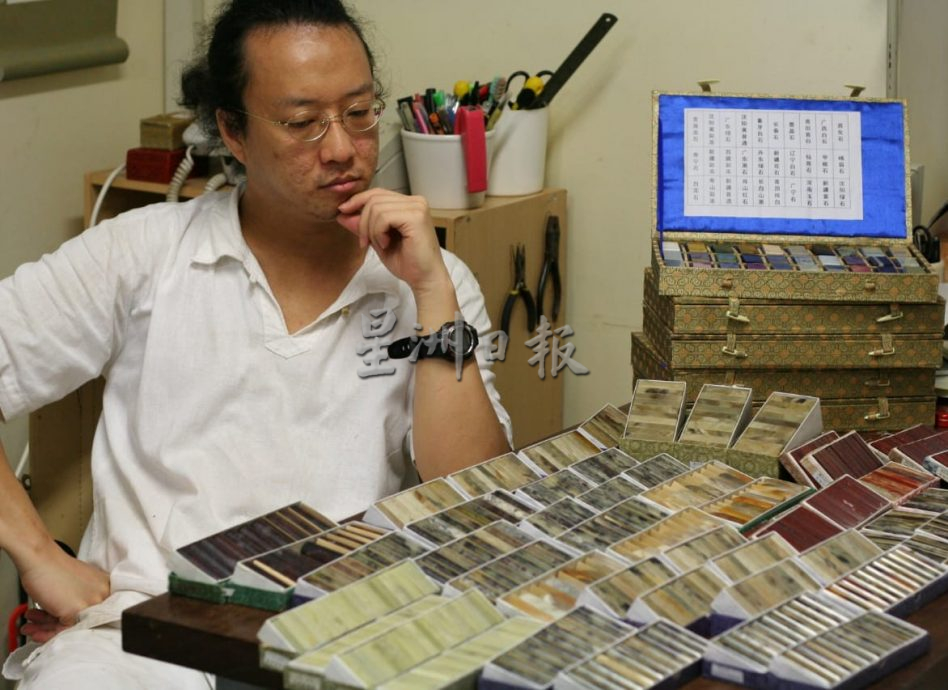 （24/12见报）（大都会）有故事的人/篆刻印章师谭子健谭子豪2兄弟——22年篆刻7000方印章