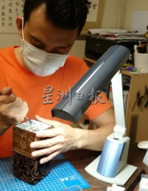 （24/12见报）（大都会）有故事的人/篆刻印章师谭子健谭子豪2兄弟——22年篆刻7000方印章