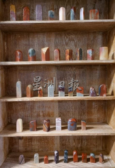 （24/12见报）（大都会）有故事的人/篆刻印章师谭子健谭子豪2兄弟——22年篆刻7000方印章