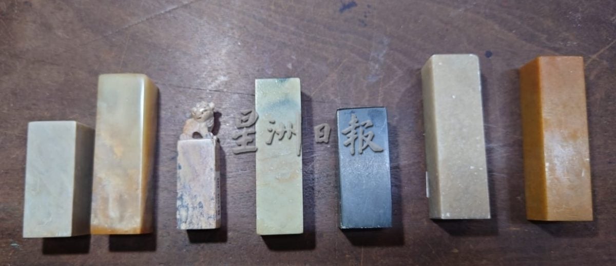 （24/12见报）（大都会）有故事的人/篆刻印章师谭子健谭子豪2兄弟——22年篆刻7000方印章