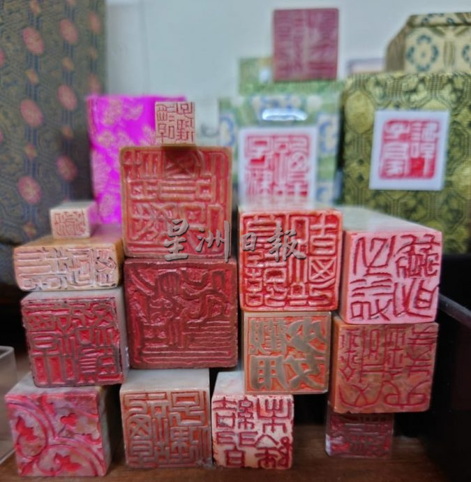 （24/12见报）（大都会）有故事的人/篆刻印章师谭子健谭子豪2兄弟——22年篆刻7000方印章