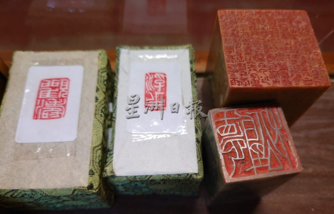 （24/12见报）（大都会）有故事的人/篆刻印章师谭子健谭子豪2兄弟——22年篆刻7000方印章