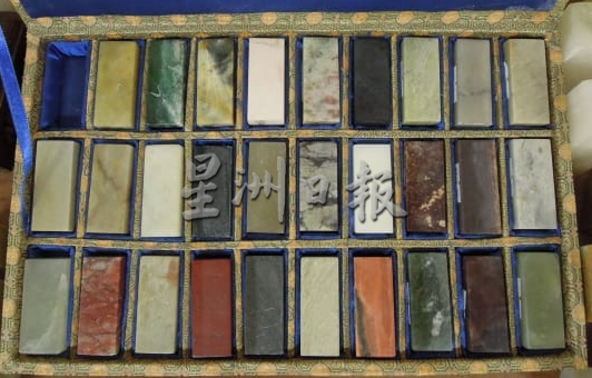 （24/12见报）（大都会）有故事的人/篆刻印章师谭子健谭子豪2兄弟——22年篆刻7000方印章